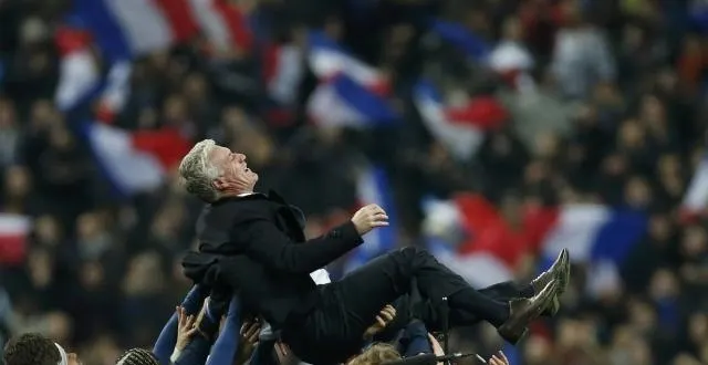 photo didier deschamps porté en héros après la victoire en barrages face à l'ukraine. &copy; photo : reuters