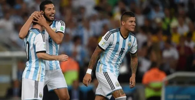 photo la joie de leo messi, ezequiel garay et marcos rojo (de gauche à droite) après le but de kolasinac contre son camp. &copy; afp
