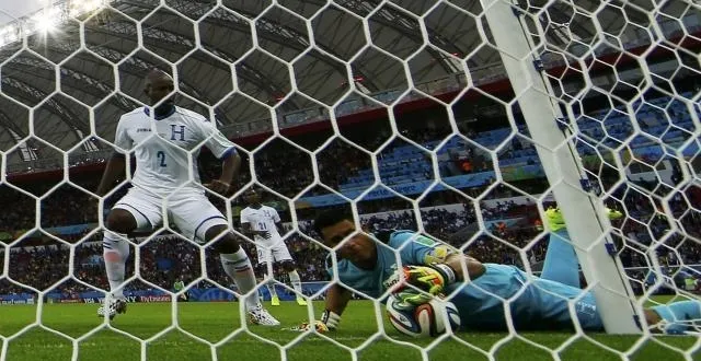 photo le 2e but des français a été validé par les images en 3d et validé comme un but contre son camp du gardien. &copy; photo: reuters