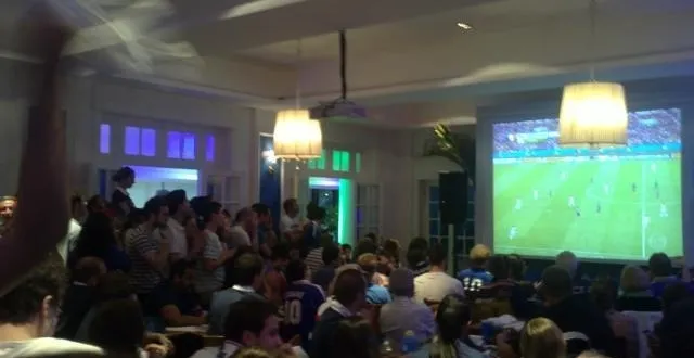 photo à la casa bleue de rio de janeiro, une centaine de supporters français ont supporté les joueurs de l'équipe de france. &copy; crédit photo : ouest-france