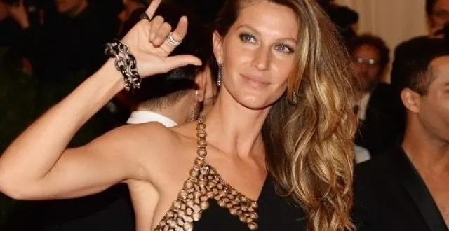 photo gisele bundchen a été choisie par la présidente dilma rousseff pour remettre le trophée de la coupe du monde &copy; afp