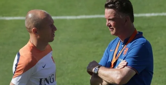 photo arjen robben en discussion avec son coach louis van gaal. &copy; afp