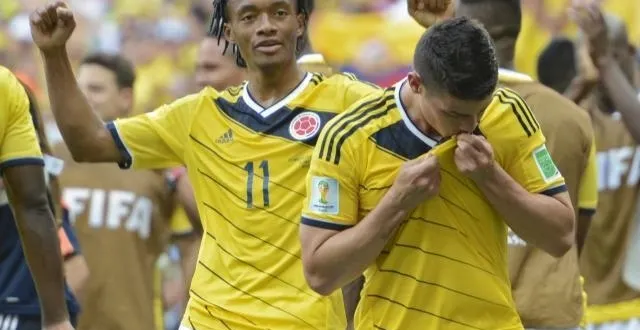 photo james rodriguez, buteur, entouré de ses coéquipiers &copy; photo : epa/maxppp