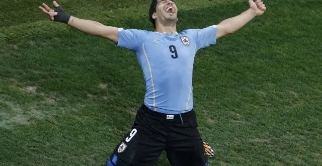 photo un doublé de luis suarez permet à l'uruguay de rester en course pour les 8es de finale. &copy; photo: reuters.