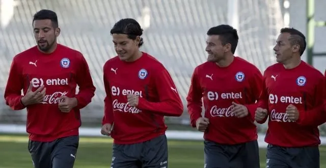 photo miiko albornoz (deuxième en partant de gauche), ici aux côtés de mauricio isla, charles aranguiz et marcelo diaz. &copy; photo : afp