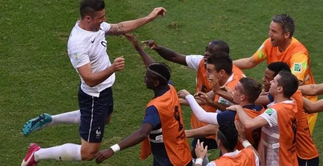 photo olivier giroud célèbre son but avec ses coéquipiers &copy; photo : afp
