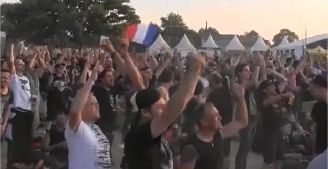 photo scène de liesse au hellfest après un but des bleus lors de france - suisse. &copy; ouest-france.