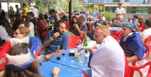 photo les supporters, présents dans un centre de football à cinq tenu par des français à rio, ont passé le match à fêter les buts tricolores. &copy; vincent boucher