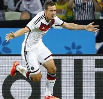 photo miroslav klose après son but face au ghana. &copy; photo : epa