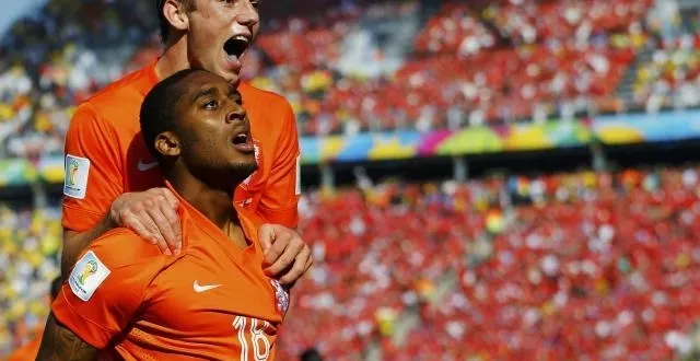 photo leroy fer, ici félicité par de vrij a ouvert le score seulement quelques secondes après son entrée en jeu. &copy; photo : reuters