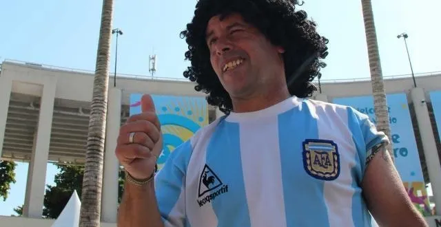 photo en échange de quelques pièces, daniel mime les gestes de son idole. &copy; photo : thomas belet