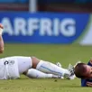 photo suarez se tient la mâchoire après avoir mordu chiellini (à droite) à l'épaule.