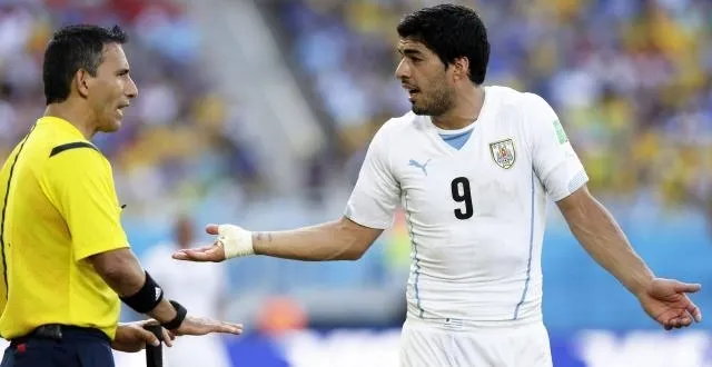 photo luis suarez a-t-il mordu le défenseur italien  giorgio chiellini? &copy; photo: epa