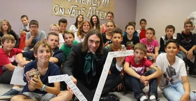 photo cédric villani (au centre) en compagnie d’élèves de 6e. &copy; ouest-france