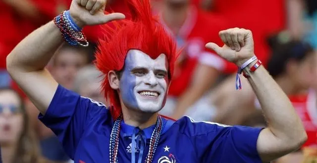 photo les résultats des bleus font le bonheur des vendeurs de produits dérivés. &copy; photo: epa