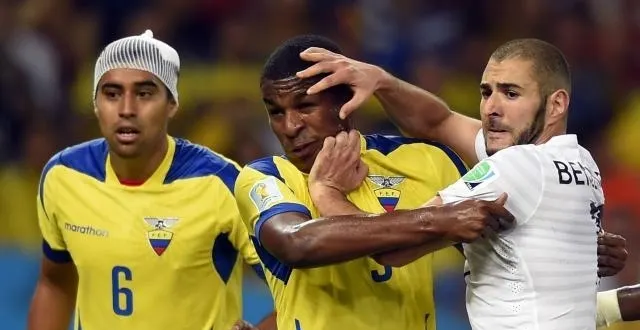 photo karim benzema au duel avec frickson erazo. &copy; photo : afp