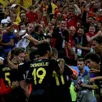 photo les belges félicitent le buteur du soir vertonghen.