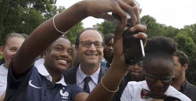photo françois hollande avec les supporteurs français. &copy; afp