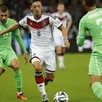 photo mezut özil balle au pied lors de la victoire de l'allemagne face à l'algérie (2-1)
