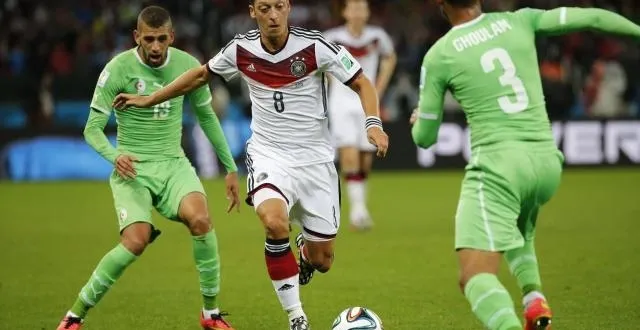 photo mezut özil balle au pied lors de la victoire de l'allemagne face à l'algérie (2-1) &copy; ouest-france