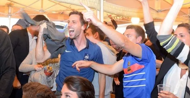 photo joie des supporters français à rennes. &copy; photo: thomas brégardis/ouest-france