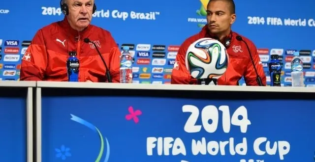 photo le sélectionneur ottmar hitzfeld et le milieu gokhan inler ont déjà réussi leur coupe du monde mais veulent voir plus loin. &copy; afp