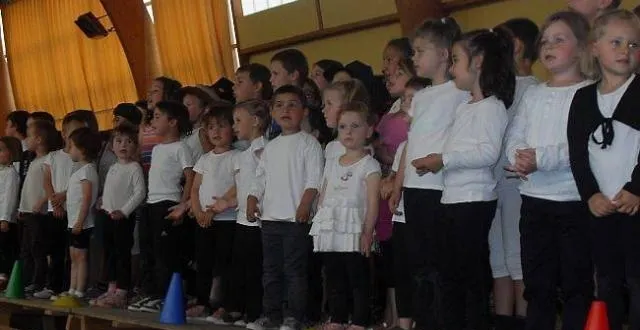 photo les élèves de l'école aiment chanter tous ensemble devant leurs parents et grands-parents à la fête de l'école.