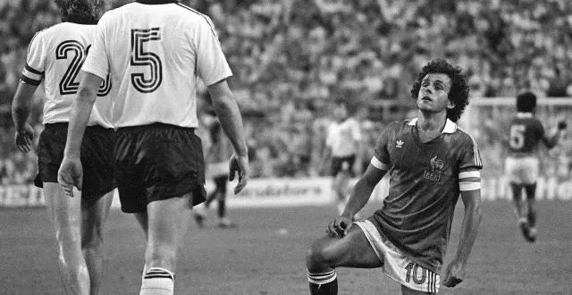 photo michel platini contre l'allemagne au stade ramón-sánchez-pizjuán de séville. &copy; photo : afp