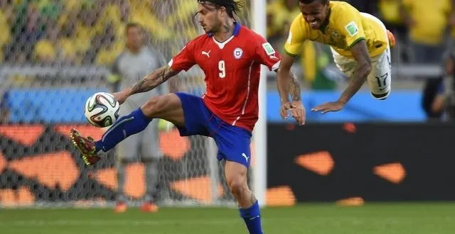 photo le brésil de luiz gustavo et le chili de mauricio pinilla ont bataillé durant 120 minutes sans parvenir à se départager. &copy; photo : afp