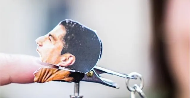 photo la pince suarez, un sex-toy inspiré de la morsure de l'attaquant uruguayen. &copy; photo: oliver&eva