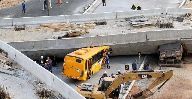photo un car a été moitié écrasé. &copy; reuters