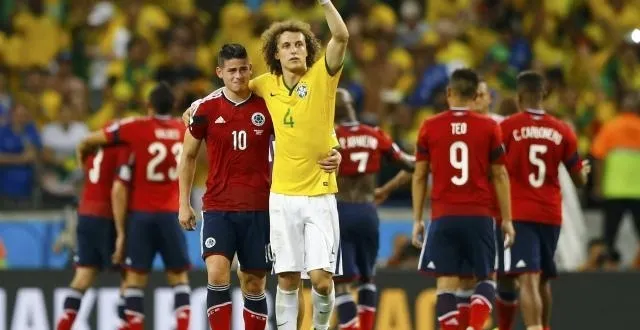 photo david luiz fait signe au public d'ovationner james rodriguez &copy; photo reuters