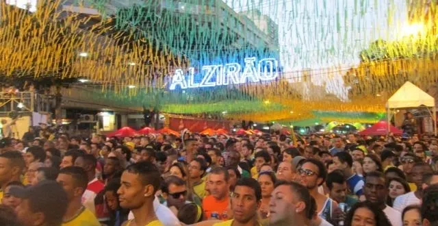 photo des milliers de supporters brésiliens ont fêté la victoire après le match contre la colombie &copy; vincent boucher