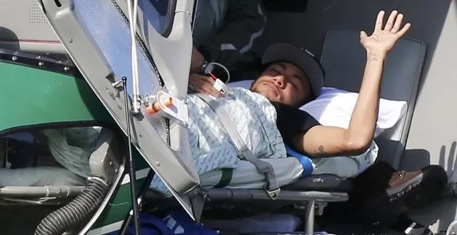 photo neymar a été transféré en hélicoptère du camp de base du brésil. &copy; reuters