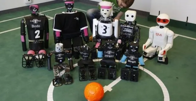 photo un passionné vérifie les robots de l'université de bonn en allemagne, sur lesquels ils travaillent depuis 2005. l'équipe allemande 