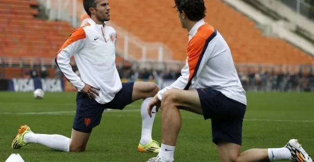 photo van persie, ici à l'entraînement, est incertain pour la demi-finale face à l'argentine &copy; photo : epa/maxppp