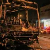 photo un bus incendié à sao paulo, après le match brésil - allemagne.