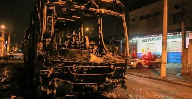 photo un bus incendié à sao paulo, après le match brésil - allemagne. &copy; photo : epa.