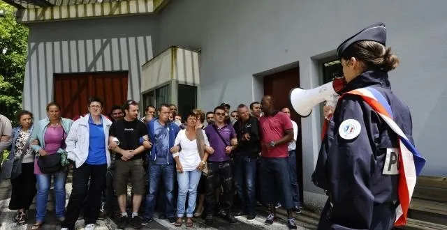 photo les agents qui tentaient de bloquer l'accès aux parloirs ont été évacués par la police. &copy; franck dubray