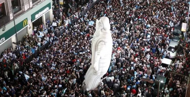 photo les gens dansaient et chantaient dans les rues et les places publiques. &copy; reuters