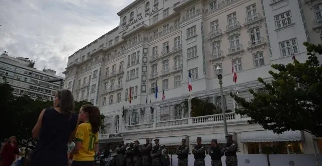 photo ray whelan s'est enfui par la porte de service de l'hôtel copacabana palace, à rio. &copy; photo : afp.