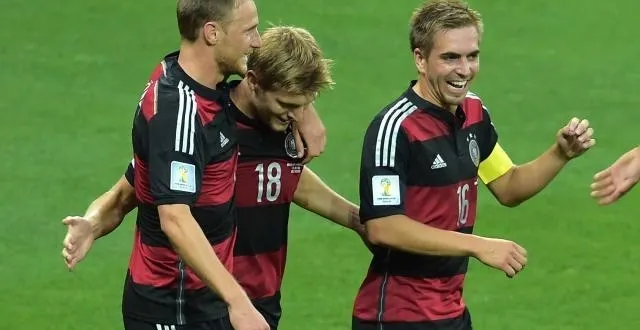 photo toni kroos et philipp lahm (deuxième et troisième en partant de la gauche), deux des joueurs du bayern présents au sein de l'équipe d'allemagne (ici avec shkodran mustafi). &copy; afp