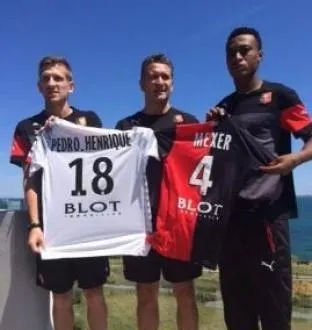photo edson mexer, le jour de sa présentation officielle avec le maillot rennais &copy; nicolas carnec