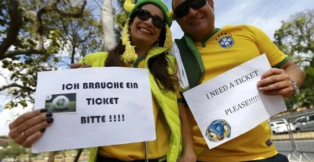 photo supporters brésiliens cherchant des billets. &copy; photo : reuters
