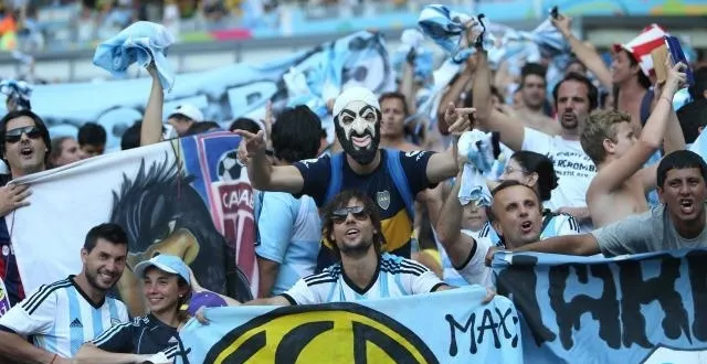 photo au stade, dans la rue, au restaurant, dans le métro, à la plage, à chaque occasion, les hinchas argentins chantent à tue-tête le chant « brasil, decime qué se siente &copy; afp