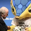 photo joseph blatter et fuleco, la mascotte du mondial.