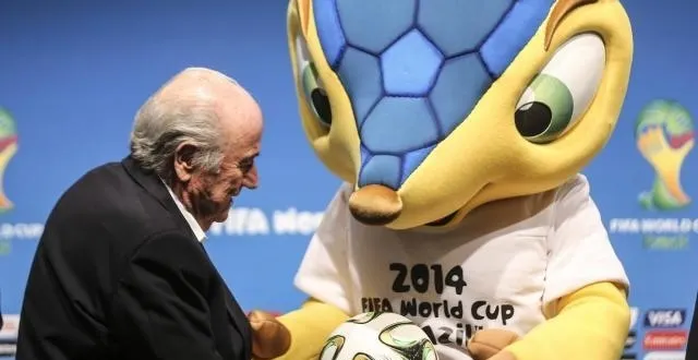 photo joseph blatter et fuleco, la mascotte du mondial. &copy; epa/maxppp