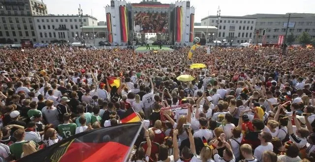 photo ils sont nombreux à attendre leurs héros à berlin, capitale allemande &copy; photo : reuters