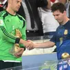 photo manuel neuer sacré meilleur gardien et lionel messi, tête basse, sacré ballon d'or du mondial.