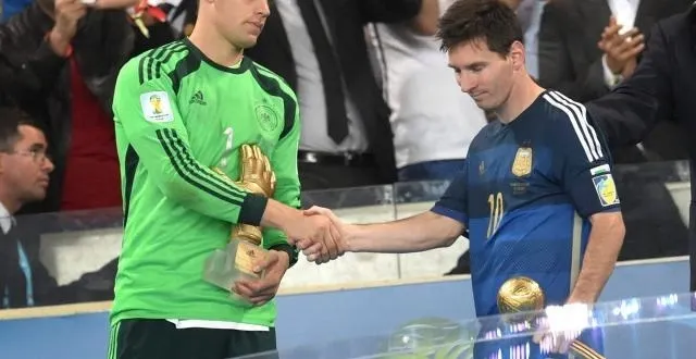 photo manuel neuer sacré meilleur gardien et lionel messi, tête basse, sacré ballon d'or du mondial. &copy; photo : epa